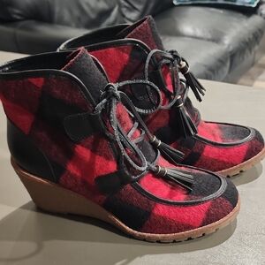 Bass Red and Black Plaid Wedge Boots 9.5